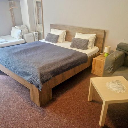 Family Hotel Maxim Beroun  Esterno foto