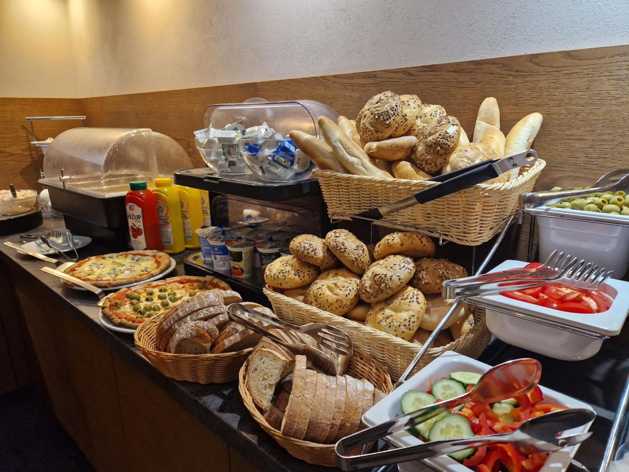 Family Hotel Maxim Beroun  Esterno foto