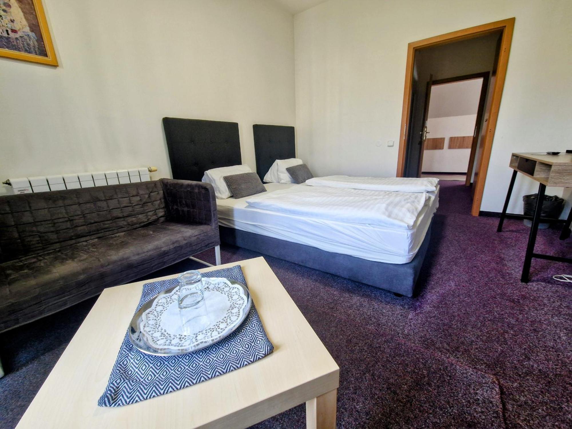 Family Hotel Maxim Beroun  Esterno foto