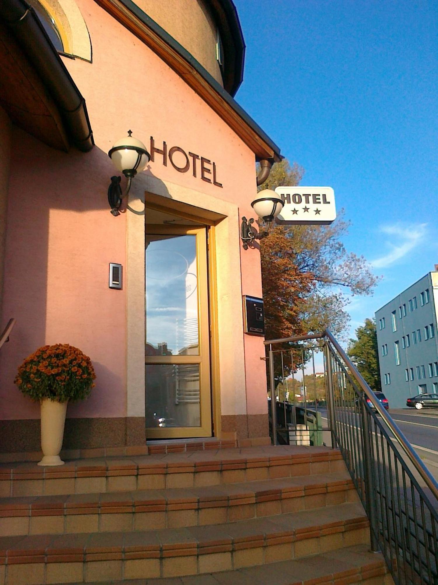 Family Hotel Maxim Beroun  Esterno foto